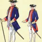 Ilustracja autorstwa Gabriel N. Raspe. Grafika prezentuje korpus Kadetów 1775 r. Od lewej: oficer w mundurze zwyczajnym letnim, kadet w mundurze paradnym