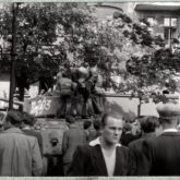 Poznań 1956 r. – demonstranci przy zdobytym czołgu. Źródło: Instytut Pamięci Narodowej