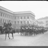 Kawaleria w II Rzeczypospolitej (do 1924 nazywana Jazdą) podczas uroczystości na pl. marsz. Józefa Piłsudskiego w Warszawie 11.11.1929 r. Źródło: Narodowe Archiwum Państwowe