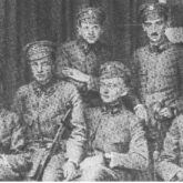 Komenda Naczelna POW w roku 1914. Stoją od lewej: ppor. Aleksander Tomaszewski, ppor. Marian Zyndram-Kościałkowski, ppor. Wacław Jędrzejewicz. Siedzą od lewej: D. Zawistowski, ppor. Konrad Libicki, por. Tadeusz Żuliński, ppor. Bogusław Miedziński.. Źródło: Narodowe Archiwum Cyfrowe