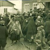 Mieszkańcy wsi zgromadzeni przed lokalem wyborczym, 19.01.1947 r. Źródło: Instytut Pamięci Narodowej