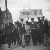 Poznań - manifestacja na ul. Czerwonej Armii (obecnie Święty Marcin) w dniu 28 czerwca 1956 roku: od lewej, pod transparentem - Stanisław Tomalak, Zbigniew Błaszyk i prawdopodobnie Kazimierz Kasprowski. Źródło: Muzeum Poznańskiego Czerwca