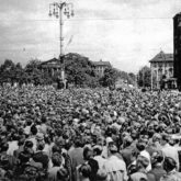 Stutysięczny tłum na Placu Stalina (obecnie Mickiewicza) w Poznaniu w 1956 r. Źródło: Muzeum Powstania Poznańskiego Czerwiec 1956