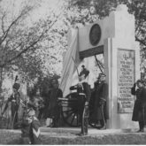 Święto 15-lecia artylerii konnej w Warszawie (październik 1933). Przedstawiciel Prezydenta RP Ignacego Mościckiego gen, Aleksander Osiński oddaje hołd Marszałkowi Józefowi Piłsudskiemu, po odsłonięciu poświęconego mu pomnika. Przy pomniku pełnią wartę artylerzyści w historycznych mundurach. Źródło: Narodowe Archiwum Cyfrowe