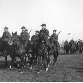 Obchody Święta Niepodległości na Polu Mokotowskim w Warszawie. Defilada 1 Dywizjonu Artylerii Konnej (11 listopada 1934). Źródło: Narodowe Archiwum Cyfrowe