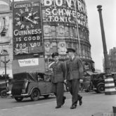 Porucznik eskadry Zbigniew Duńczewski i oficer Zdzisław Hirsz z 304 Dywizjonu Bombowego podczas spaceru po Piccadilly Circus podczas urlopu, 1942. Źródło: Imperial War Museums