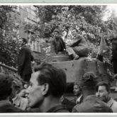 Protestujący na zdobytym czołgu. Poznański Czerwiec 1956. Źródło: Instytut Pamięci Narodowej