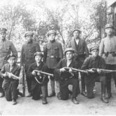 Grupa powstańców z I Powstania Śląskiego. 1. z prawej ma zatknięty za pas pistolet Mauser C96, klęczący 1. i 2. z prawej karabiny Mauser Gew98 (1919 r.). Źródło: Narodowe Archiwum Cyfrowe