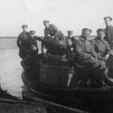 Motorówka Flotylli Pińskiej, 1919 r., z lewej ppor. mar. Karol Taube. Źródło: Muzeum Marynarki Wojennej w Gdańsku