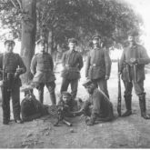 I Powstanie Śląskie. Oddział Grenzschutzu: fotografia grupowa. Uzbrojenie żołnierzy: granaty trzonkowe Stielhandgranate 17 i lekki karabin maszynowy MG 08/15 (1919 r.). Źródło: Narodowe Archiwum Cyfrowe